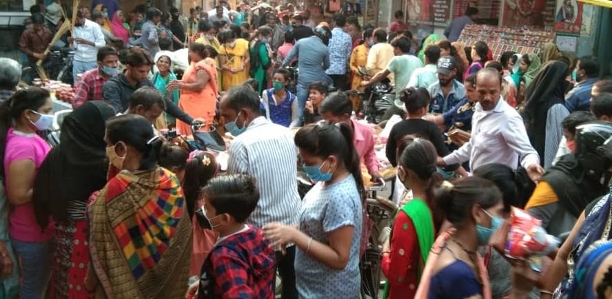 बाजार में उमड़ी भीड़। बाजार में उमड़ी भीड़।