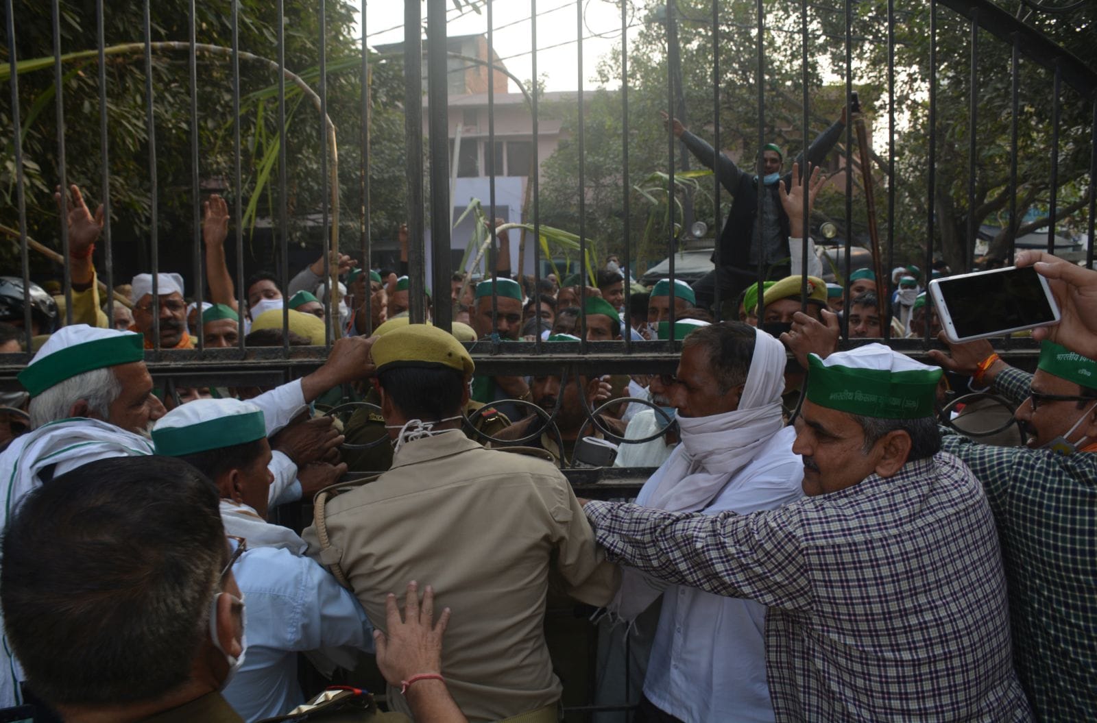 डीएम कार्यालय पर धरना देने जाते किसान को गेट बंद कर रोकती पुलिस। डीएम कार्यालय पर धरना देने जाते किसान को गेट बंद कर रोकती पुलिस।