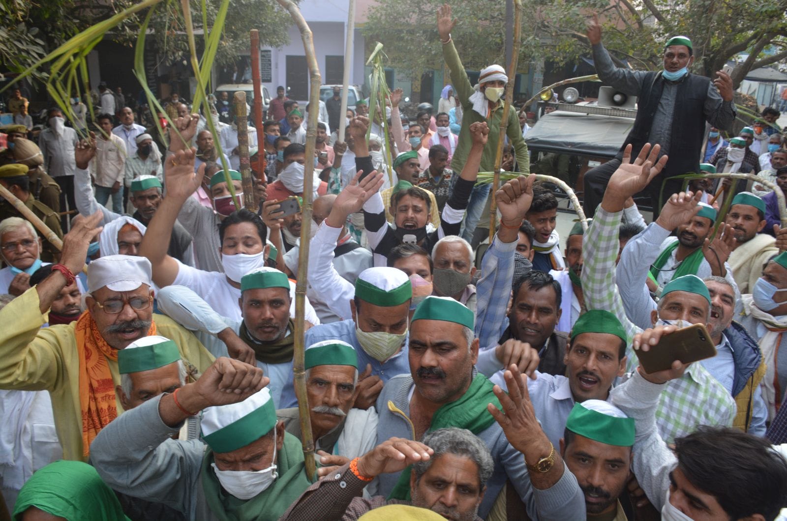 डीएम कार्यालय पर धरना देने जाते भारतीय किसान यूनियन के लोगो को गेट बंद करके रोकते पुलिस कर्मी डीएम कार्यालय पर धरना देने जाते भारतीय किसान यूनियन के लोगो को गेट बंद करके रोकते पुलिस कर्मी