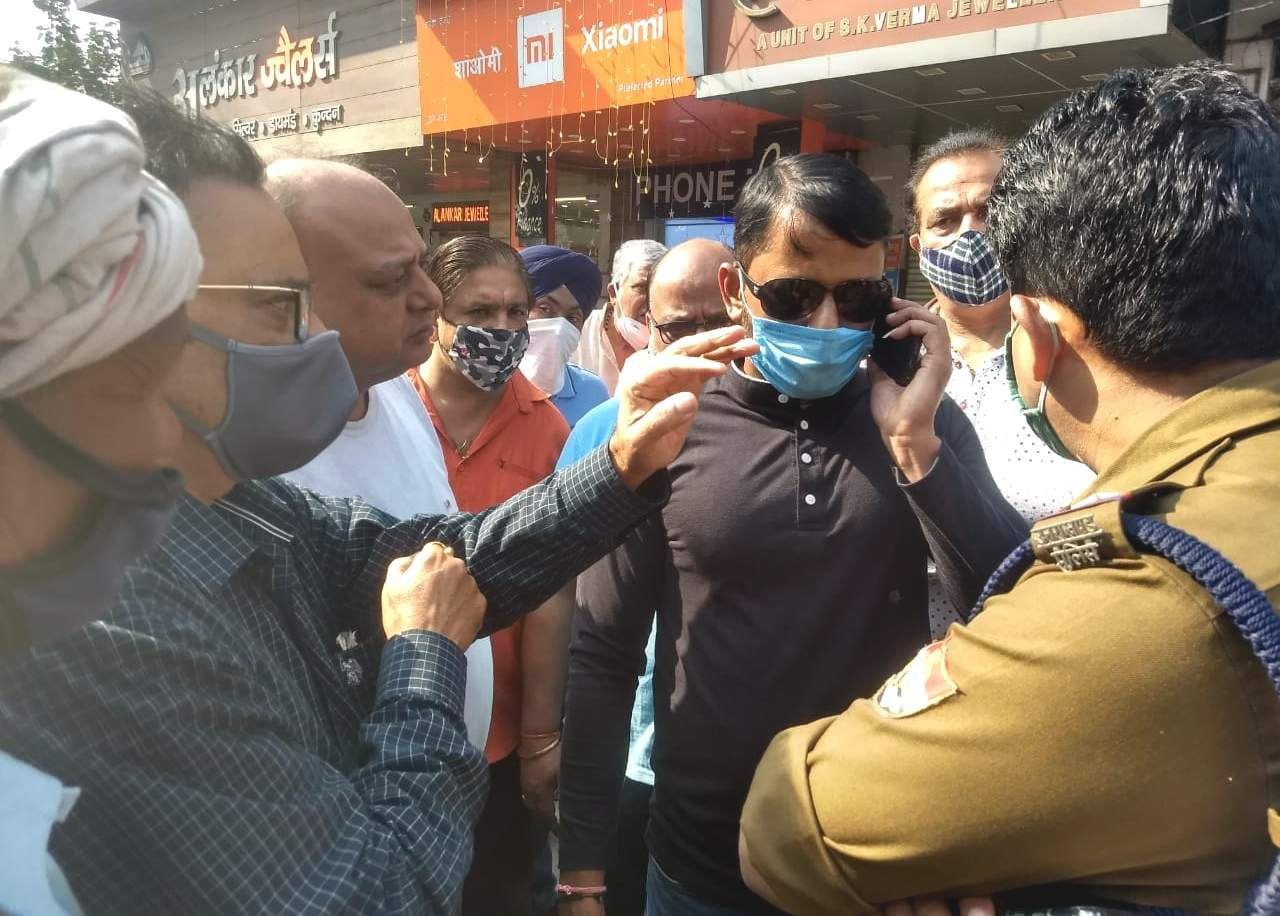 लोनिवि एनएच डोईवाला के अधिकारियों से वार्ता करते व्यापारी। लोनिवि एनएच डोईवाला के अधिकारियों से वार्ता करते व्यापारी।