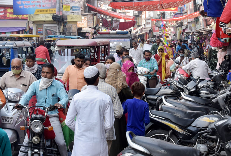 त्योहारो के चलते नहरू मार्केट में लगे जाम में फंसे वाहन और पुलिस