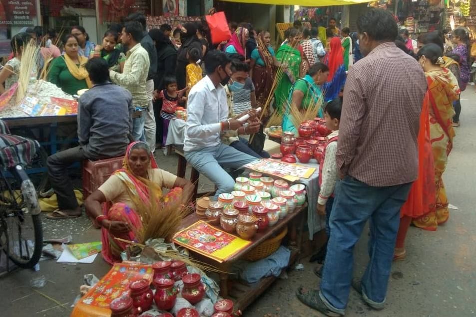 चूड़ी वाली गली में करवा की खरीदारी करती महिलाएं। चूड़ी वाली गली में करवा की खरीदारी करती महिलाएं।
