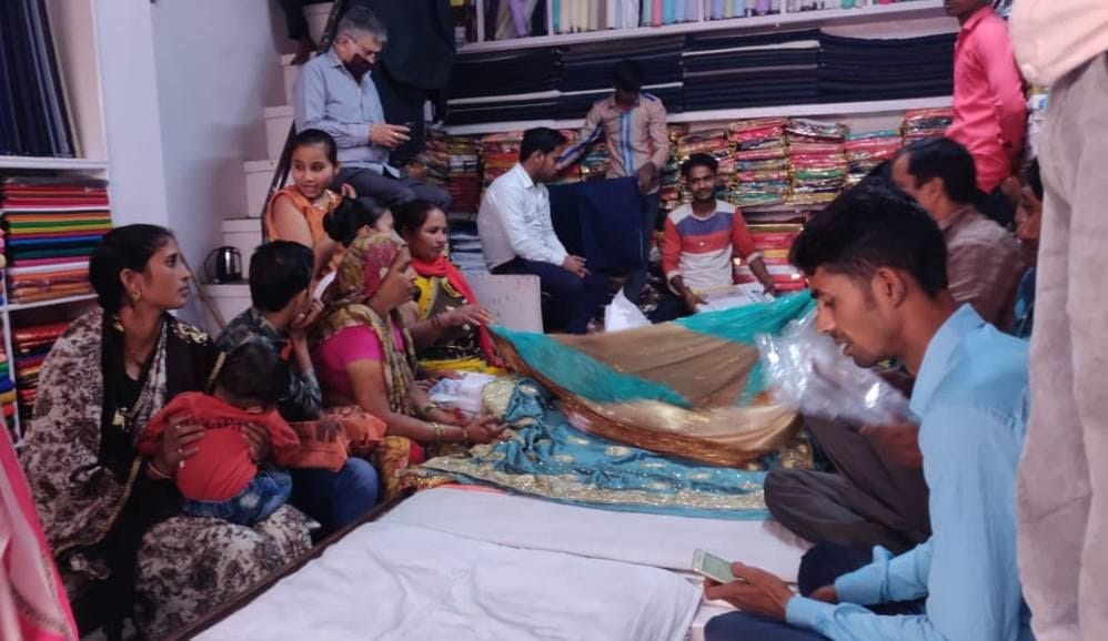 साड़ी की खरीदारी करती महिलाएं। साड़ी की खरीदारी करती महिलाएं।