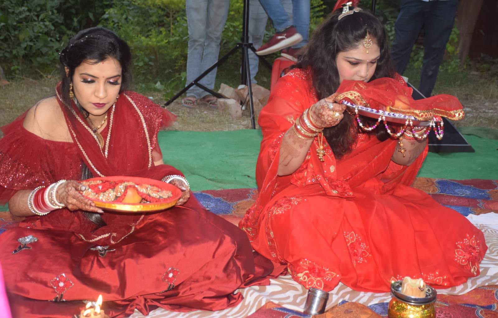 नगर के आसिफगंज में सज-धजकर पूजा की थाल लेकर बैठी महिलाएं। नगर के आसिफगंज में सज-धजकर पूजा की थाल लेकर बैठी महिलाएं।