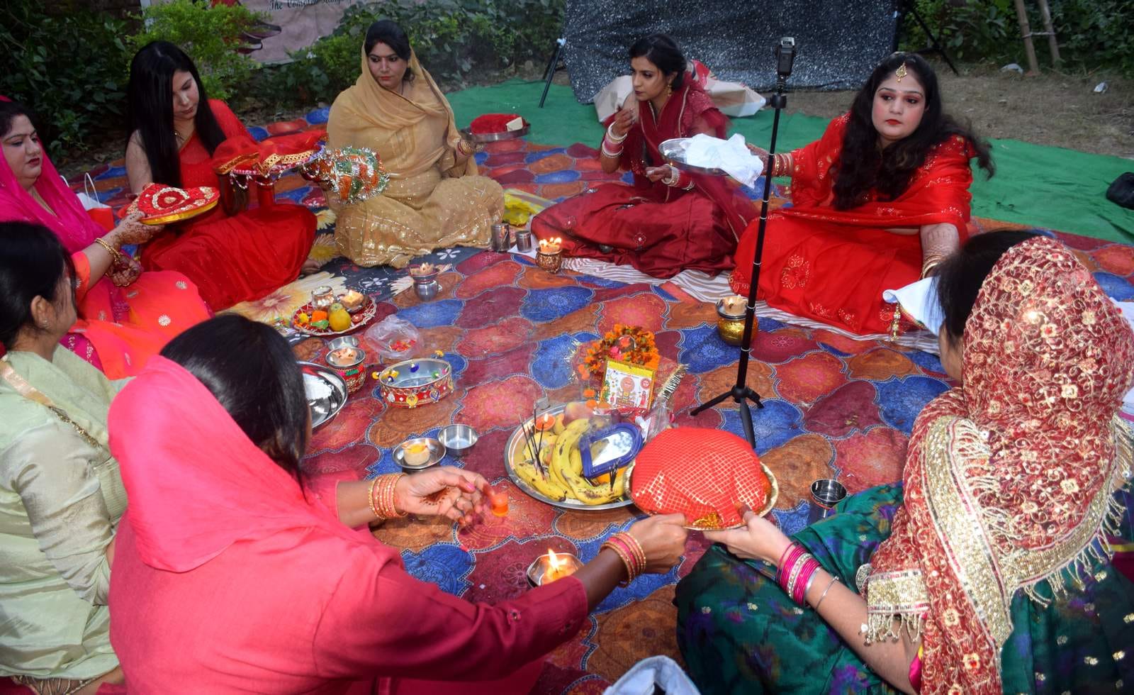 नगर के आसिफगंज में करवा चौथ की पूजा करती महिलाएं। नगर के आसिफगंज में करवा चौथ की पूजा करती महिलाएं।