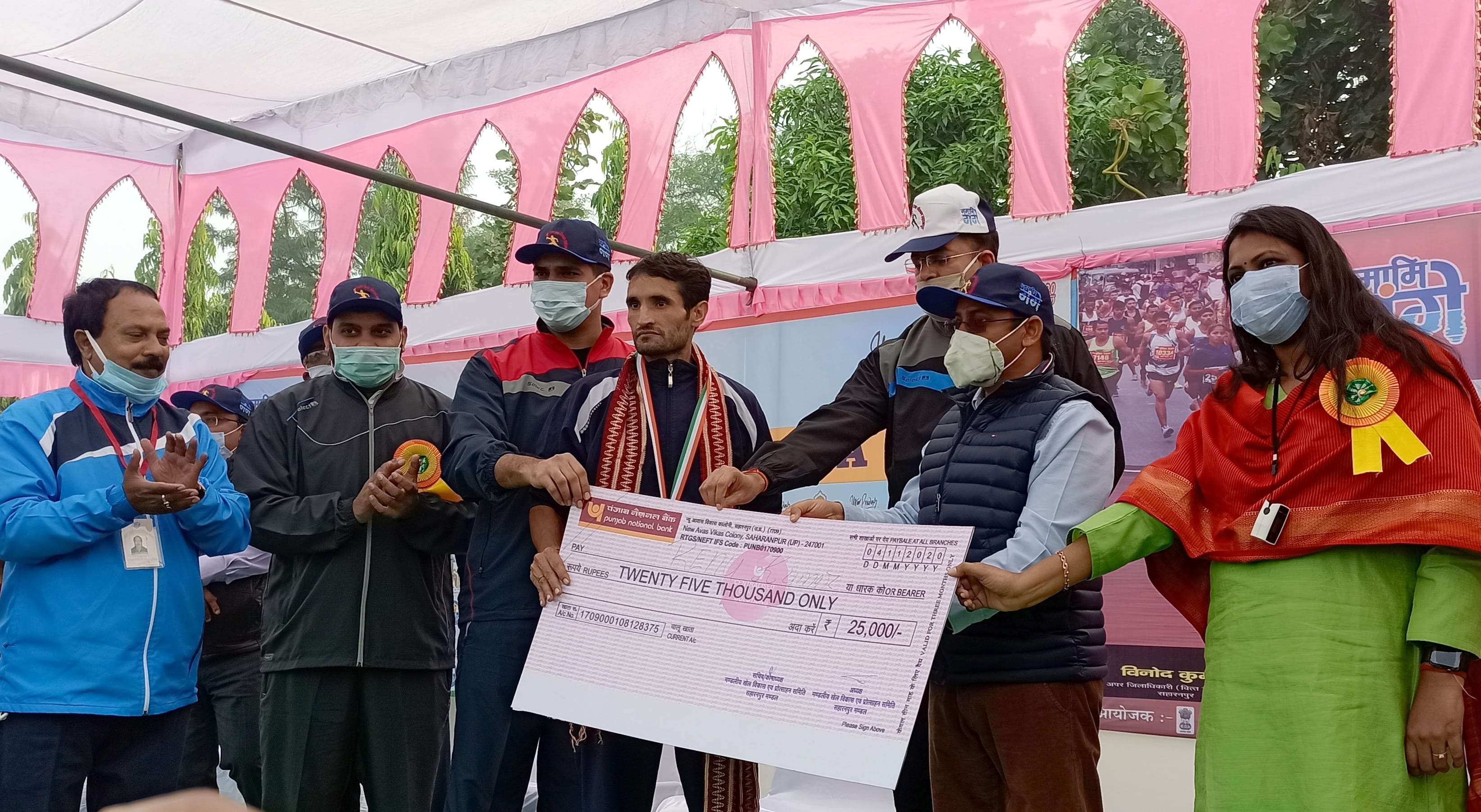 बिजनौर में गंगा बैराज के शीशमहल में गंगा उत्सव कार्यक्रम में हॉफ मैराथन दौड के तृतीय विजेता मुजफ? बिजनौर में गंगा बैराज के शीशमहल में गंगा उत्सव कार्यक्रम में हॉफ मैराथन दौड के तृतीय विजेता मुजफ?