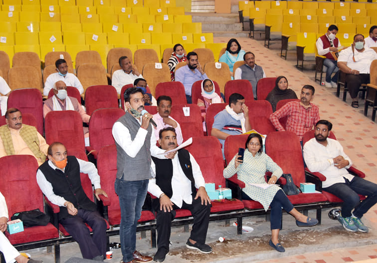 जनमंच में नगर निगम की बोर्ड की बैठक में समस्यायें रखते पार्षद