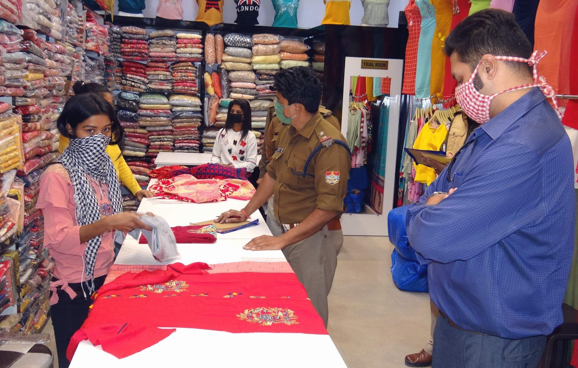 घाट रोड मे बिना मास्क के दुकानदारों के चालान काटती पुलिस प्रसाशन की टीम घाट रोड मे बिना मास्क के दुकानदारों के चालान काटती पुलिस प्रसाशन की टीम