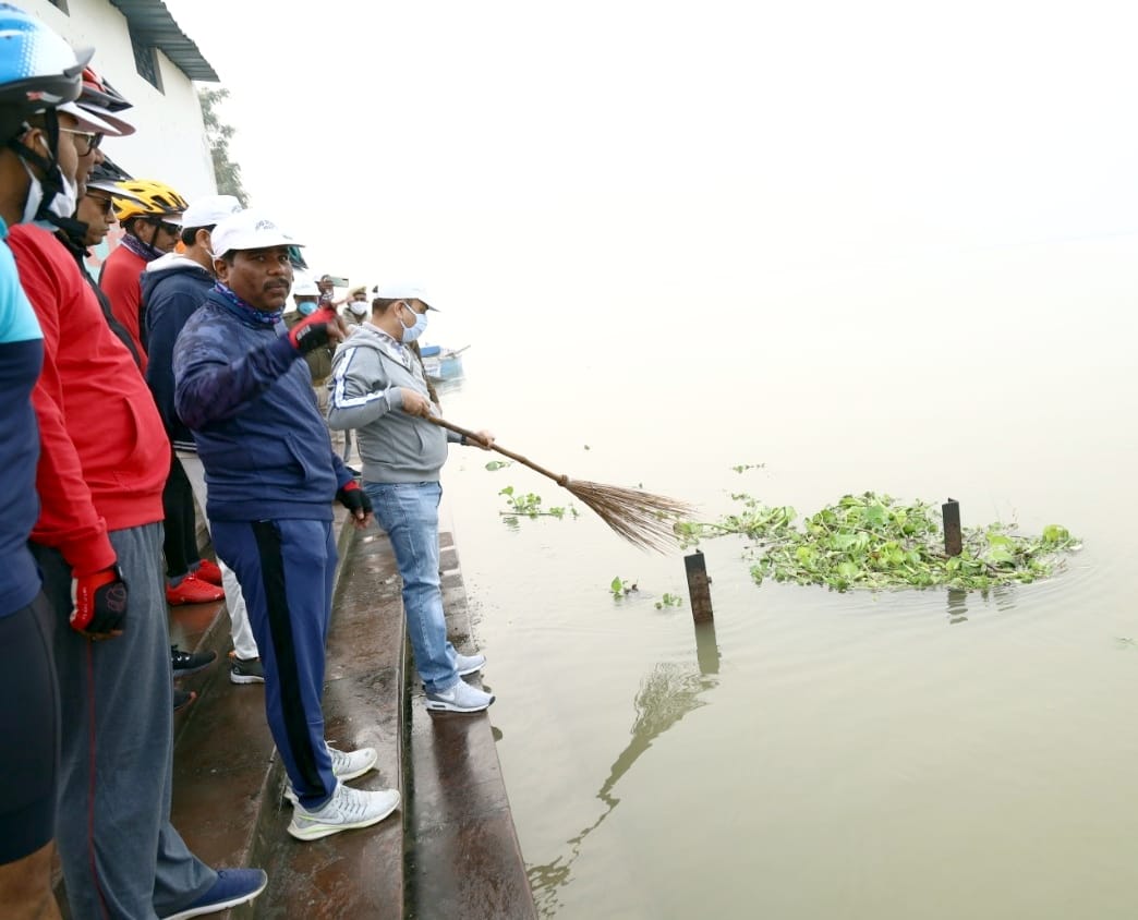 बिजनौर में गंगा उत्सव कार्यक्रम के तहत साईकिल जागरूकता रैली के दौरान गंगा की सफाई करते डीएम। बिजनौर में गंगा उत्सव कार्यक्रम के तहत साईकिल जागरूकता रैली के दौरान गंगा की सफाई करते डीएम।