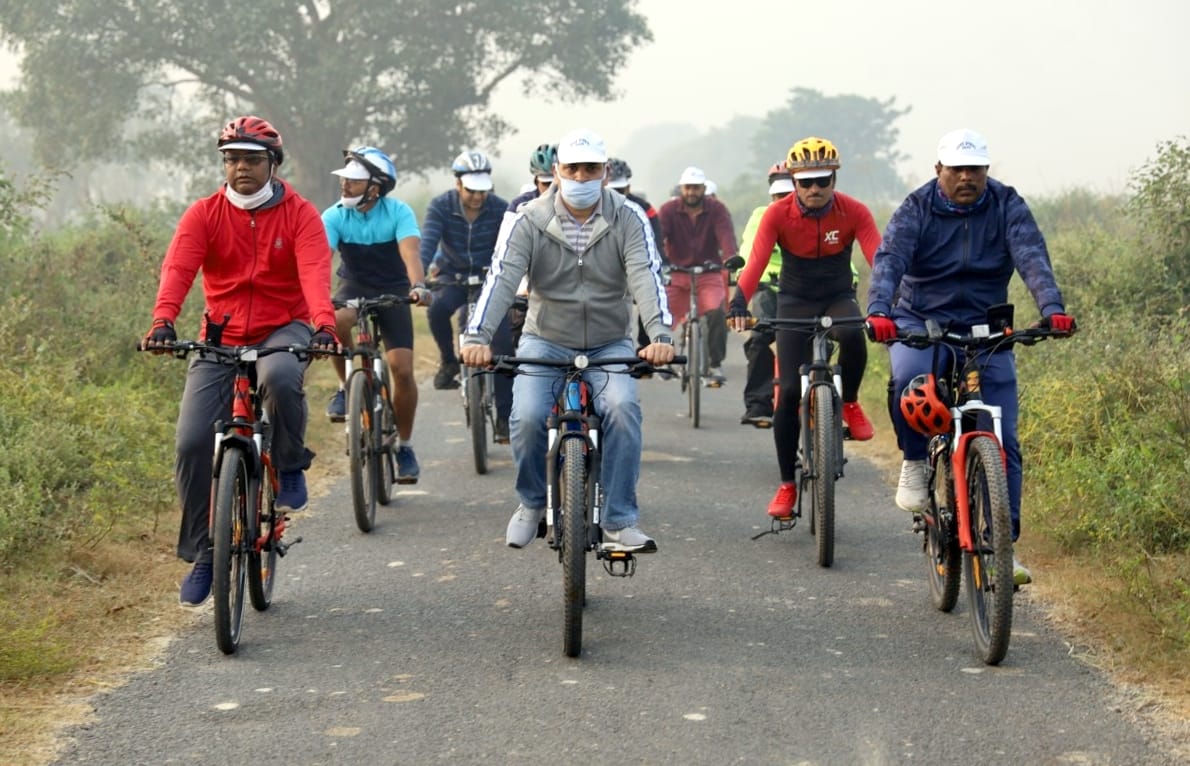 बिजनौर में गंगा उत्सव कार्यक्रम के तहत साईकिल जागरूकता रैली निकालते डीएम व अन्य अधिकारी। बिजनौर में गंगा उत्सव कार्यक्रम के तहत साईकिल जागरूकता रैली निकालते डीएम व अन्य अधिकारी।