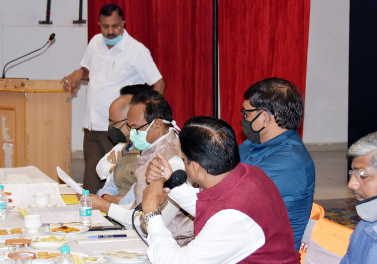 जनमंच में बोर्ड की मीटिंग में उलझते निगम अधिकारी व मेयर