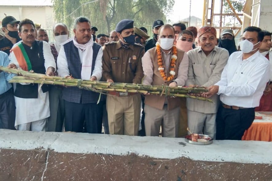 नजीबाबाद चीनी मिल की चेन में गन्ना डालकर पेराई सत्र का शुभारंभ करते डीएम और एसपी।