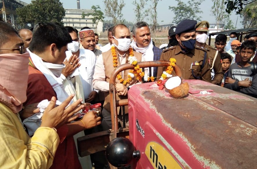 नजीबाबाद चीनी मिल में वाहन तौल कांटे का उद्घाटन करते डीएम व एसपी।
