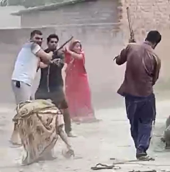 हथिगवां कोतवाली के बलीपुर पिता पुत्र को गोली मारने के लिए बंदूक लेकर आये आरोपी को पकड़ते लोग वायर हथिगवां कोतवाली के बलीपुर पिता पुत्र को गोली मारने के लिए बंदूक लेकर आये आरोपी को पकड़ते लोग वायर