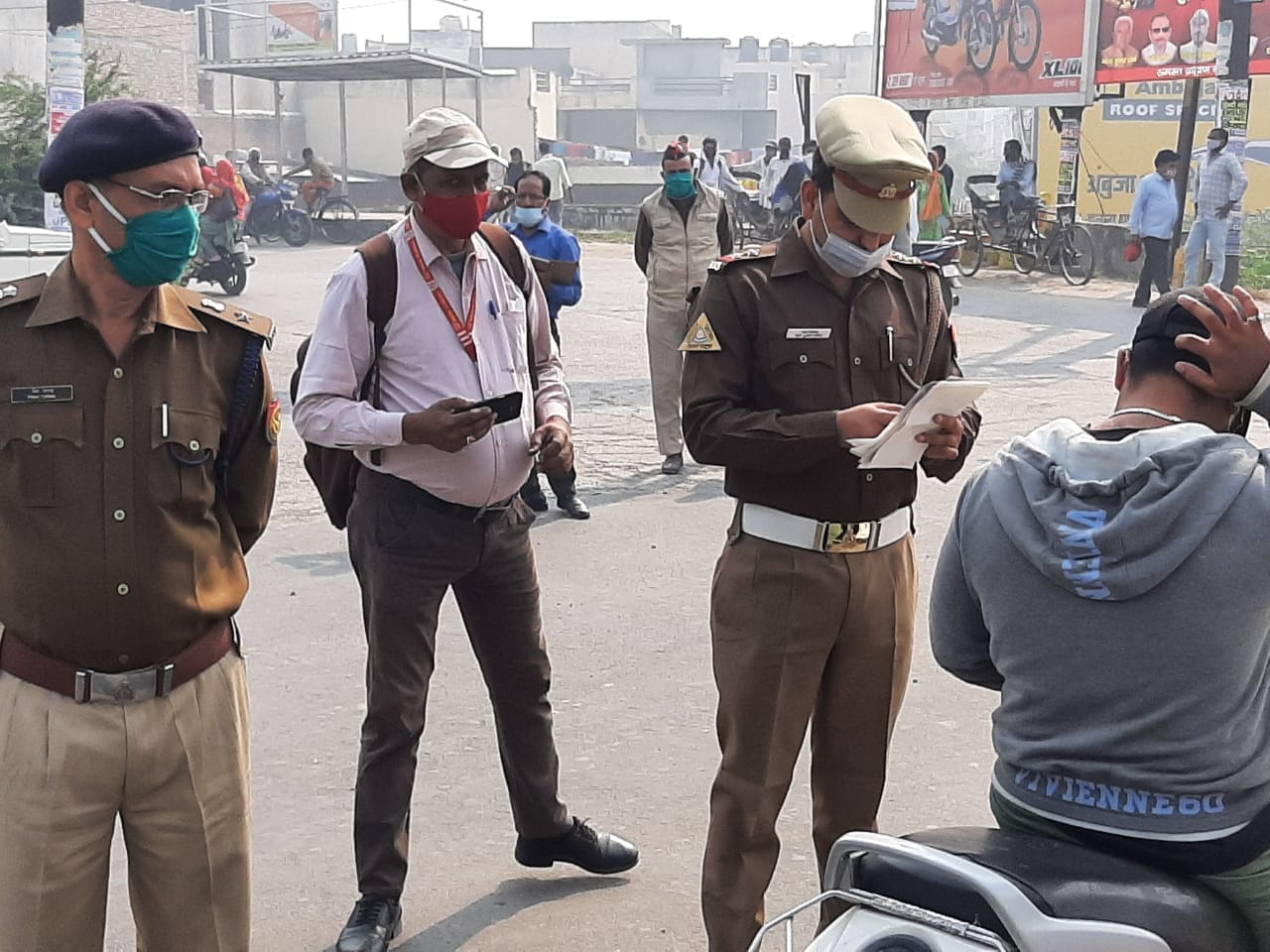 - यातायात माह के तहत जागरुकता पैम्फलेट वितरित कराते पुलिस अधिकारी। - यातायात माह के तहत जागरुकता पैम्फलेट वितरित कराते पुलिस अधिकारी।
