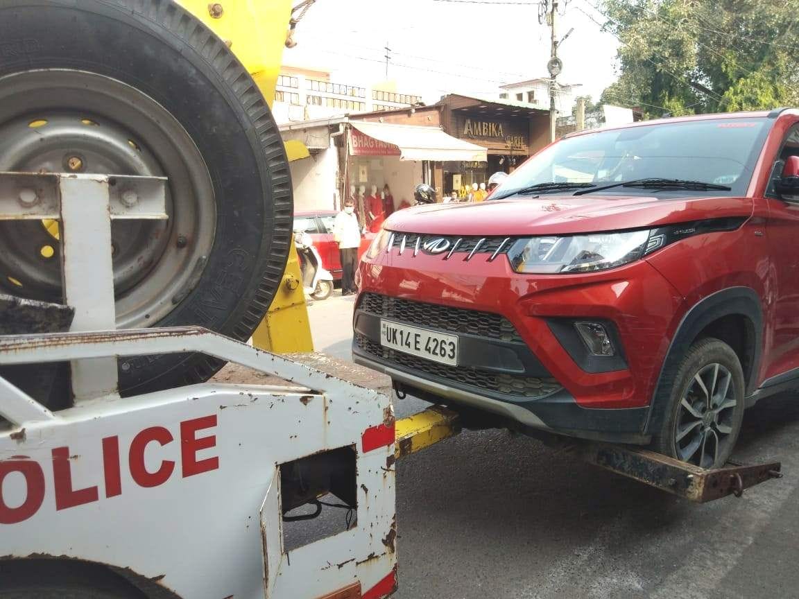 रेलवे रोड पर नो पार्किंग में खड़ी कार को ले जाती यातायात पुलिस की क्रेन रेलवे रोड पर नो पार्किंग में खड़ी कार को ले जाती यातायात पुलिस की क्रेन