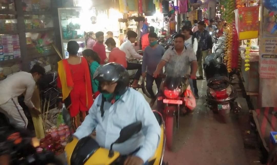 चूड़ी वाली गली में लगा जाम। चूड़ी वाली गली में लगा जाम।