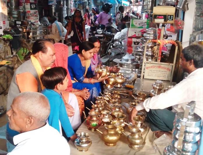 गोला में करवा खरीदतीं महिलाएं। गोला में करवा खरीदतीं महिलाएं।