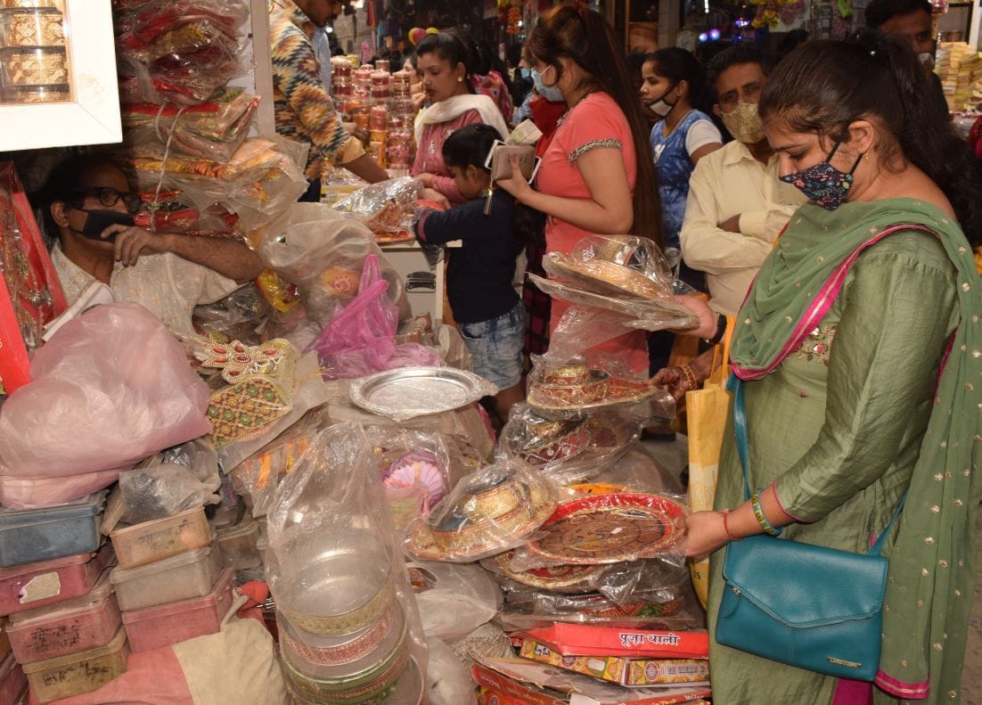 रुद्रपुर की मनिहारी गली में पूजन सामग्री खरीदतीं महिलाएं। रुद्रपुर की मनिहारी गली में पूजन सामग्री खरीदतीं महिलाएं।
