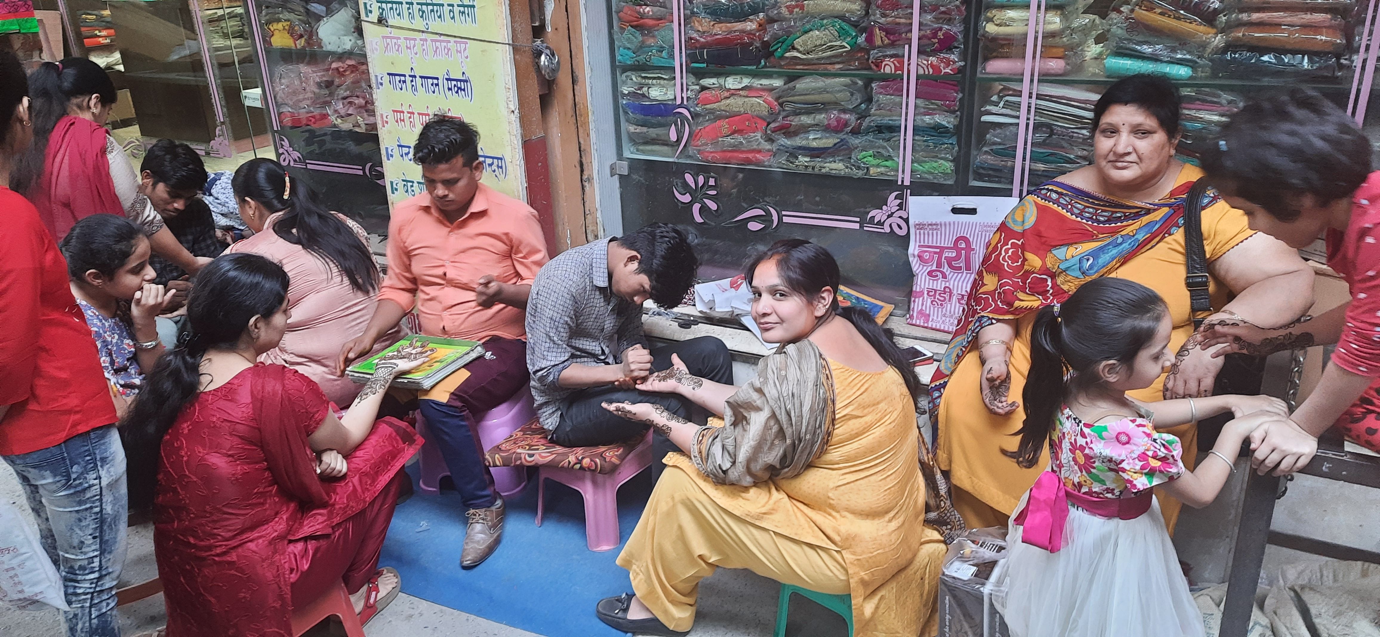किच्छा में हाथों पर मेंहदी रचवाती महिलायें किच्छा में हाथों पर मेंहदी रचवाती महिलायें