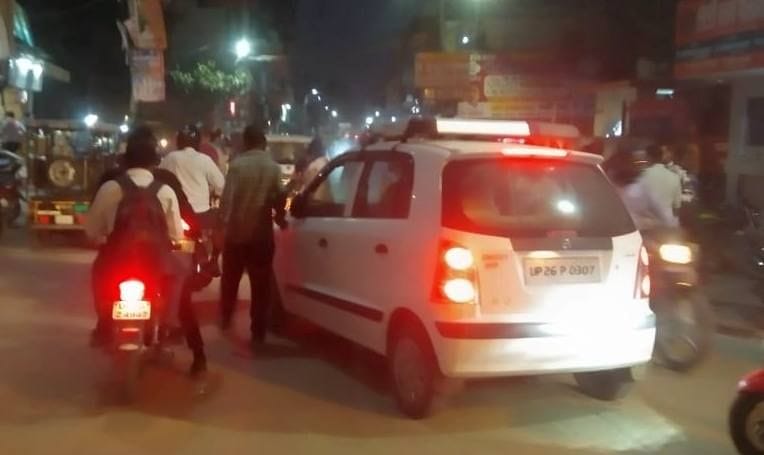 सुनगढ़ी तिराहे पर कार से लगा जाम। सुनगढ़ी तिराहे पर कार से लगा जाम।