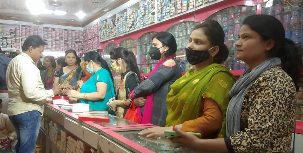 चूड़ी की दुकान में खरीदारी करती महिलाएं। चूड़ी की दुकान में खरीदारी करती महिलाएं।