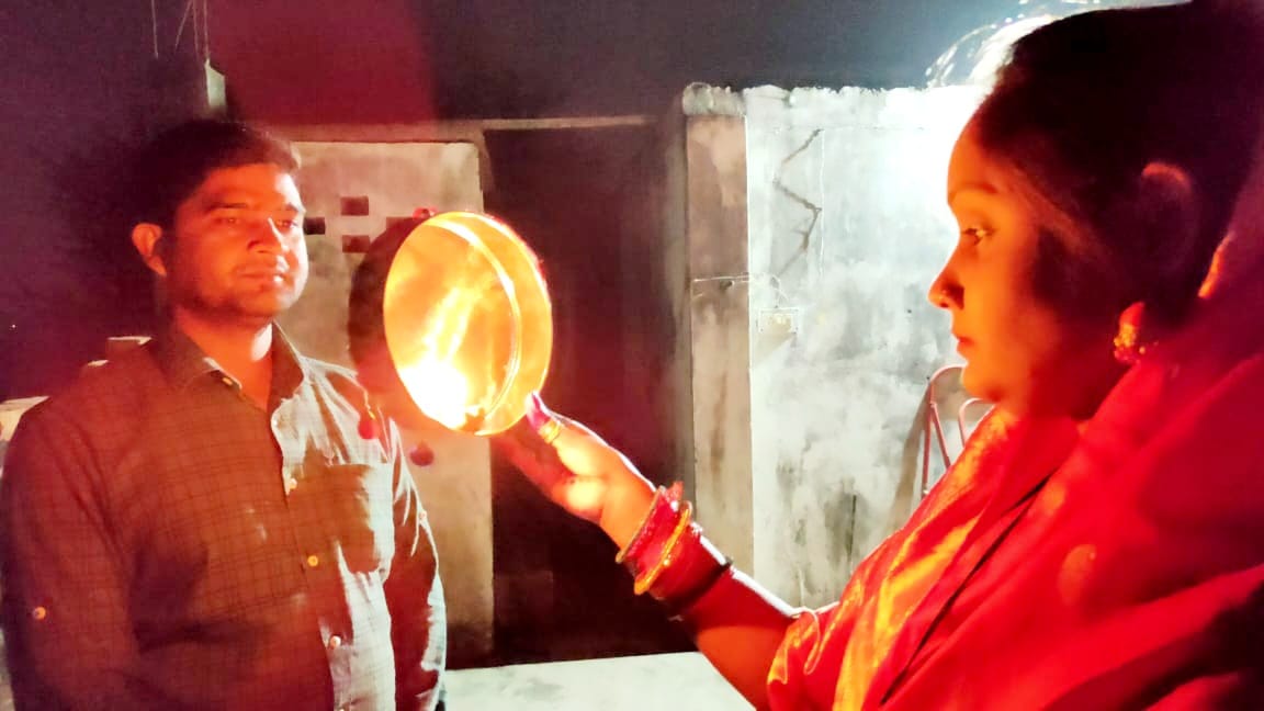 शहर में करवाचौथ पर चांद का दीदार करतीं व्रती महिलाएं। शहर में करवाचौथ पर चांद का दीदार करतीं व्रती महिलाएं।