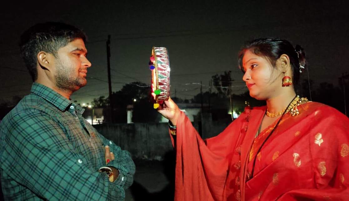 शहर में करवाचौथ पर चांद का दीदार करतीं व्रती महिलाएं। शहर में करवाचौथ पर चांद का दीदार करतीं व्रती महिलाएं।
