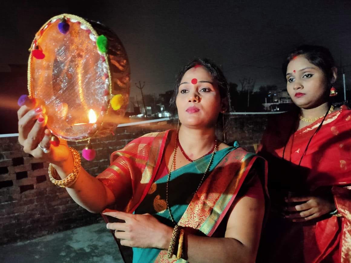 शहर में करवाचौथ पर चांद का दीदार करतीं व्रती महिलाएं। शहर में करवाचौथ पर चांद का दीदार करतीं व्रती महिलाएं।