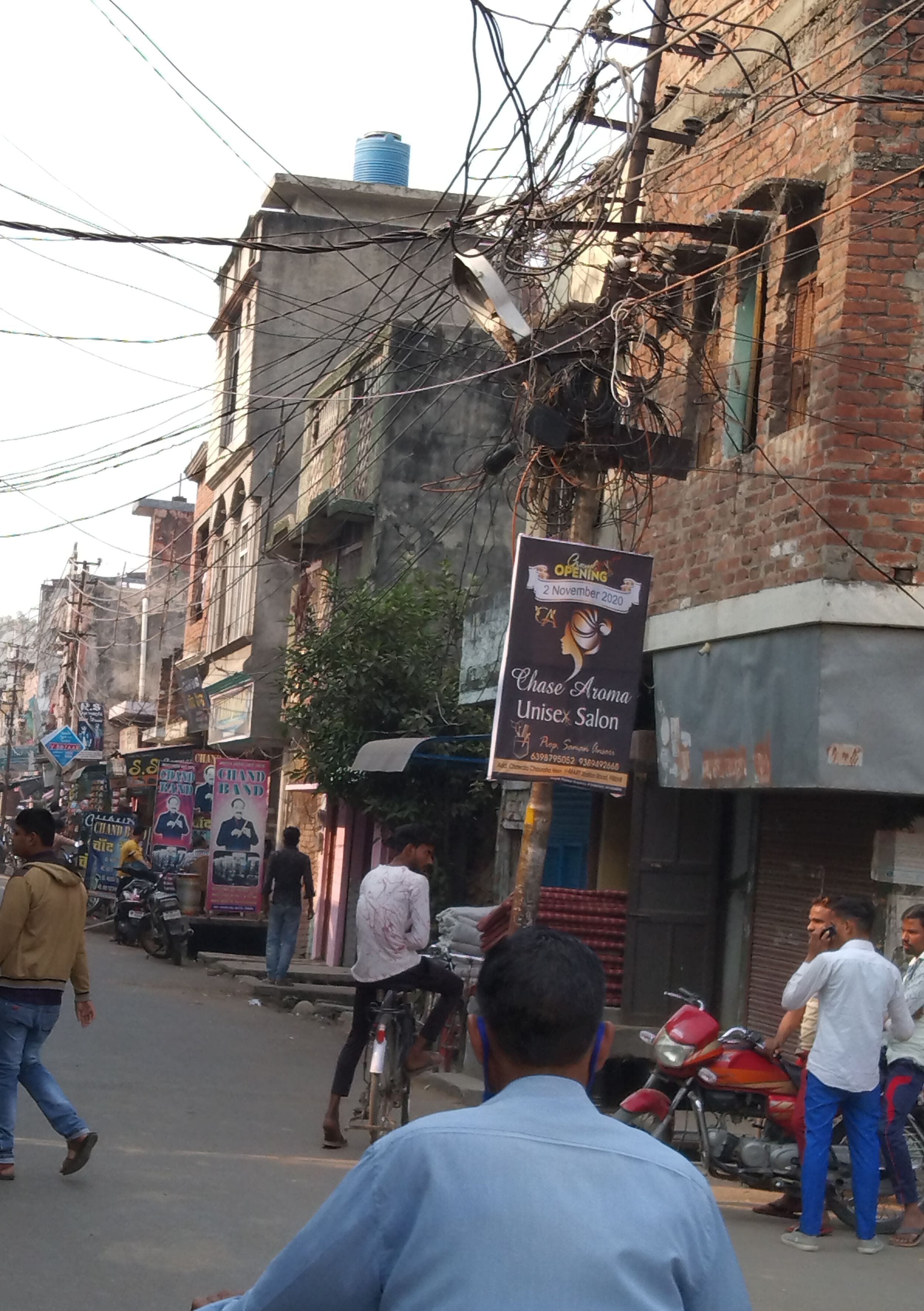 लाल रोड पर बिजली के खंभे पर केबिल ऑपरेटरों की लाइन भी मिली, फ्लैक्स भी टांग रखे थे। लाल रोड पर बिजली के खंभे पर केबिल ऑपरेटरों की लाइन भी मिली, फ्लैक्स भी टांग रखे थे।