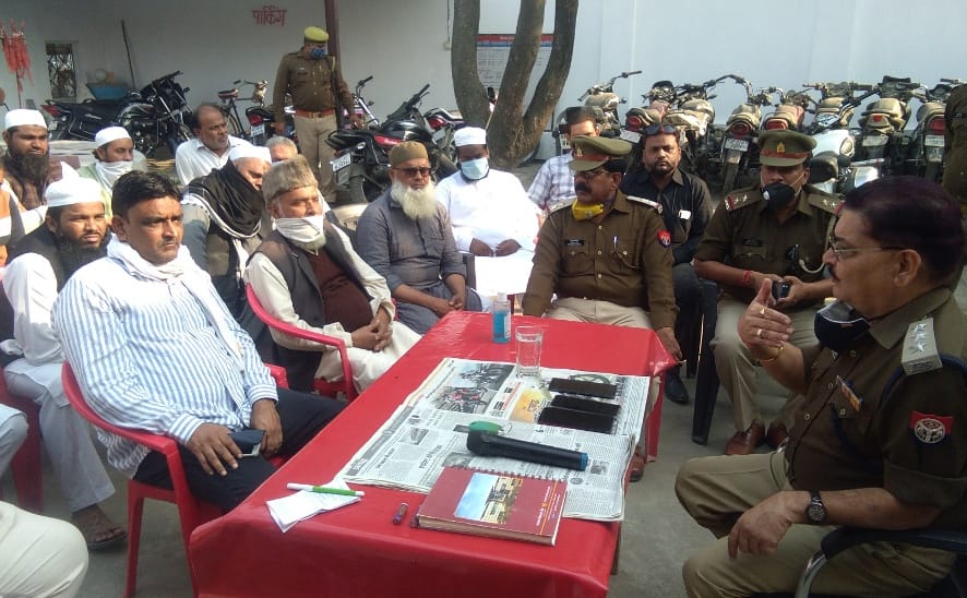जलालाबाद चौकी पर बैठक करते सीओ प्रवीण कुमार सिंह। जलालाबाद चौकी पर बैठक करते सीओ प्रवीण कुमार सिंह।