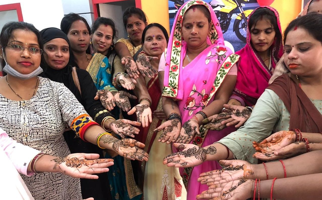 करवाचौथ के उपलक्ष्य में हुए कार्यक्रम में महिलाओं ने हाथों पर सजाई मेहंदी। करवाचौथ के उपलक्ष्य में हुए कार्यक्रम में महिलाओं ने हाथों पर सजाई मेहंदी।