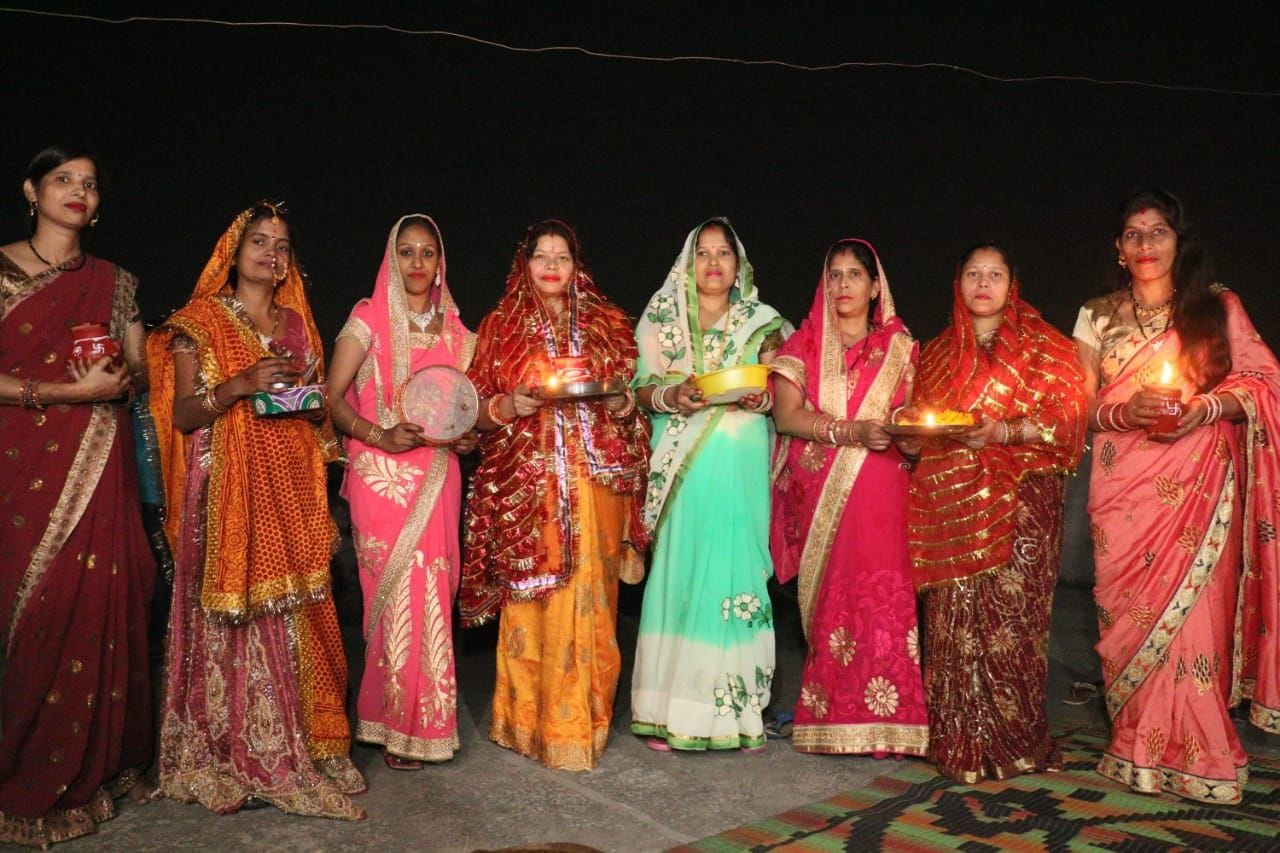 काशीपुर में करवाचौथ पर पूजा-अर्चना करतीं महिलाएं। काशीपुर में करवाचौथ पर पूजा-अर्चना करतीं महिलाएं।