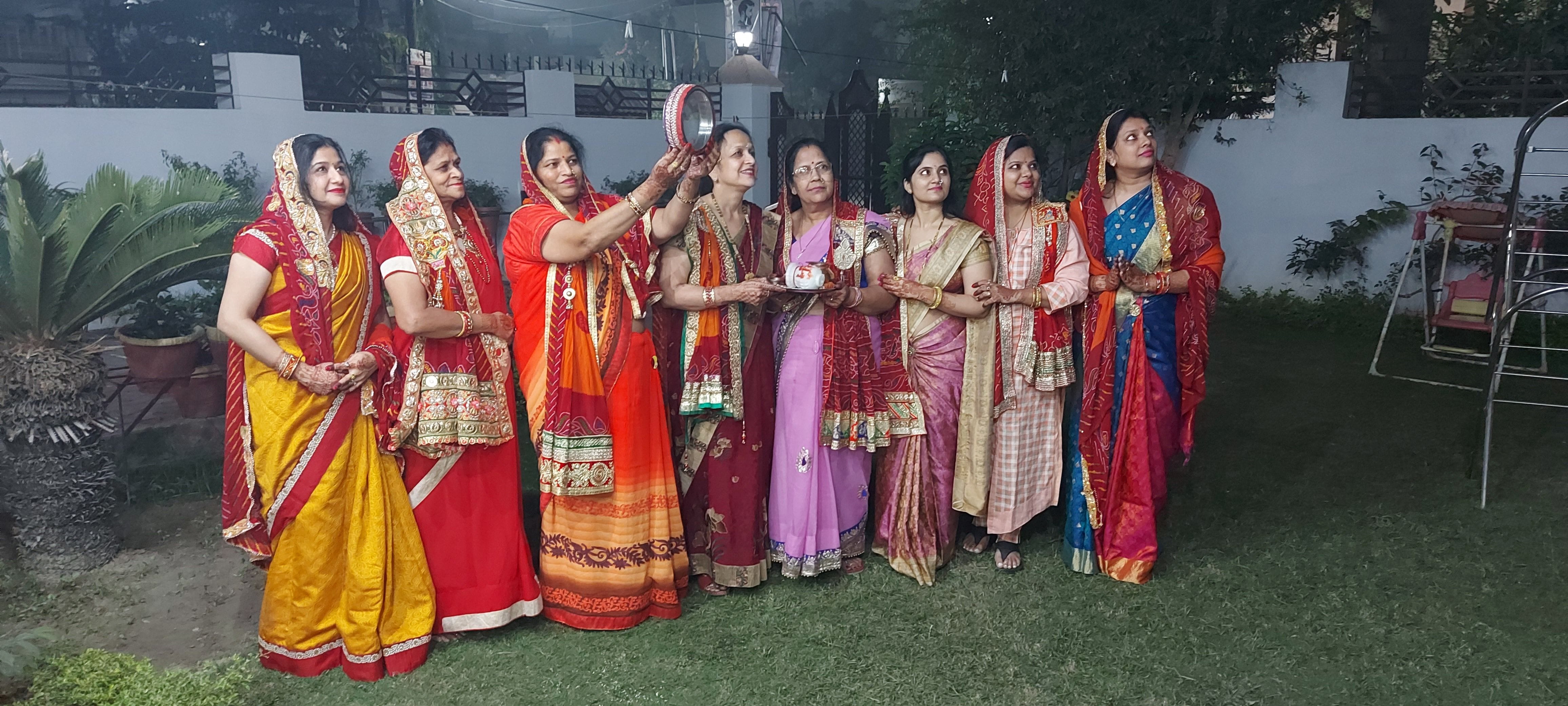 किच्छा की आवास विकास कालोनी में अपने चांद का दीदार करतीं सुहागिनें। किच्छा की आवास विकास कालोनी में अपने चांद का दीदार करतीं सुहागिनें।