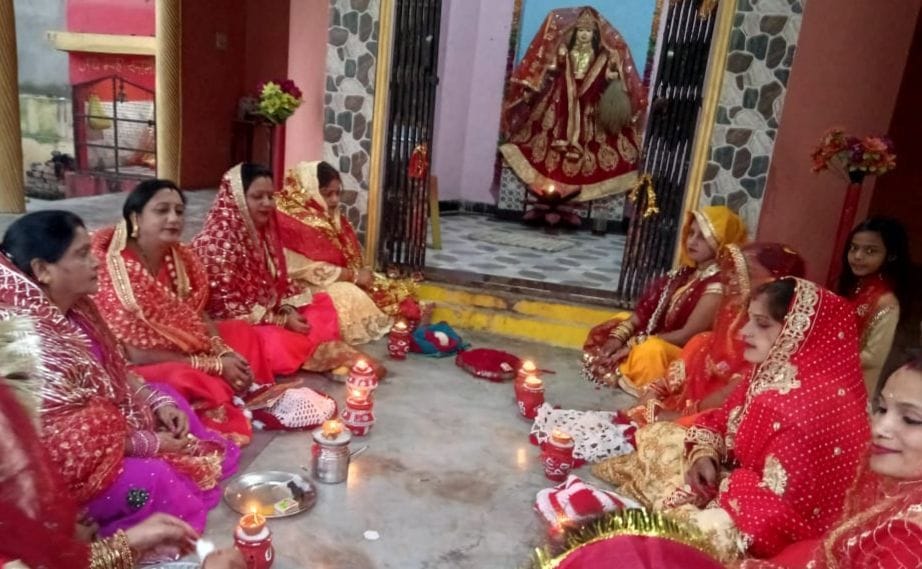 बाजपुर शिव मंदिर पर पूजा अर्चना करतीं व्रतधारी महिलाएं। बाजपुर शिव मंदिर पर पूजा अर्चना करतीं व्रतधारी महिलाएं।