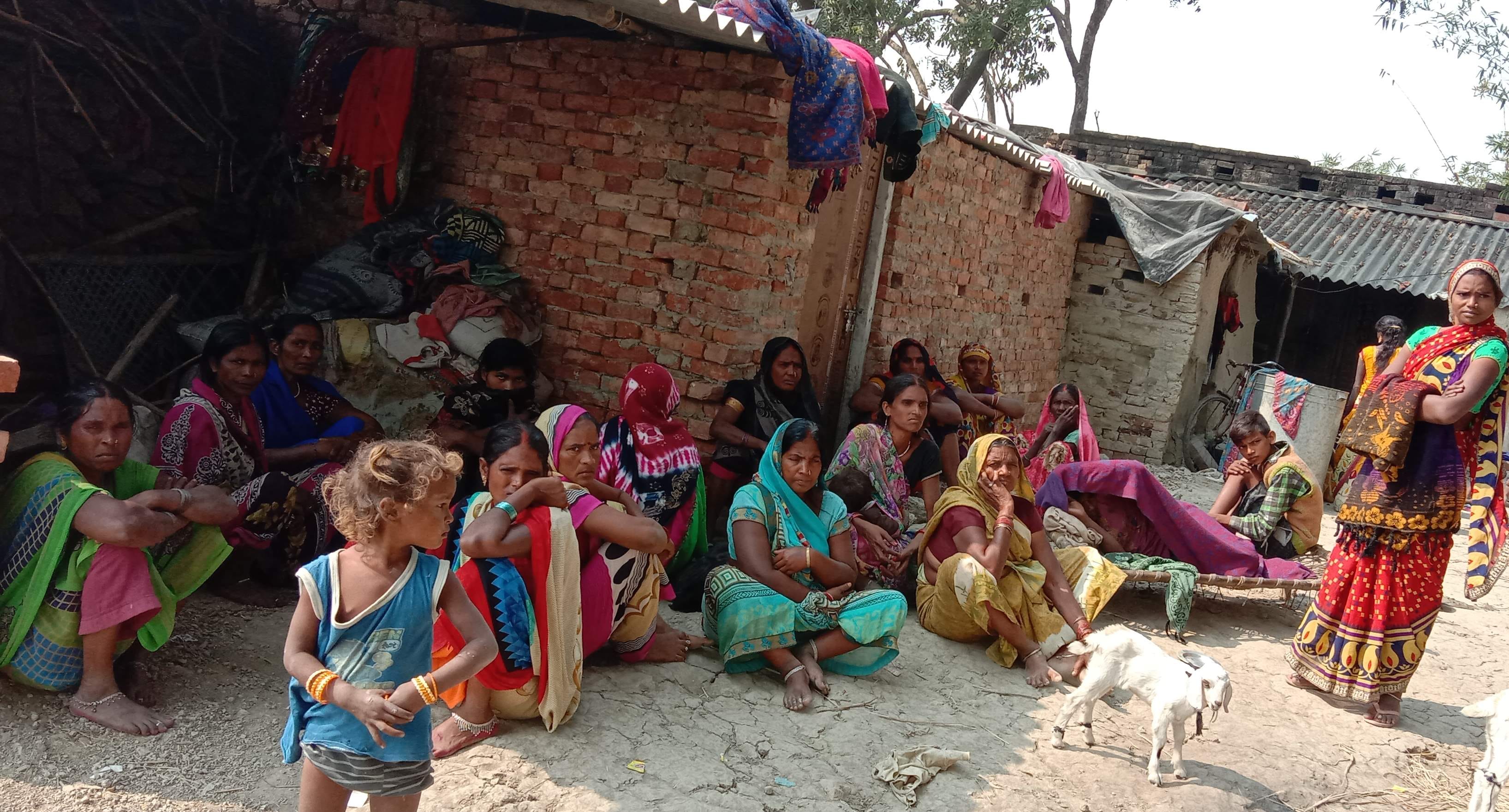 कप्तानगंज थाना के बड़सरा आईमा में तीन से लापता बालक का शव मिलने के बाद रोते-बिलखते परिजन। कप्तानगंज थाना के बड़सरा आईमा में तीन से लापता बालक का शव मिलने के बाद रोते-बिलखते परिजन।