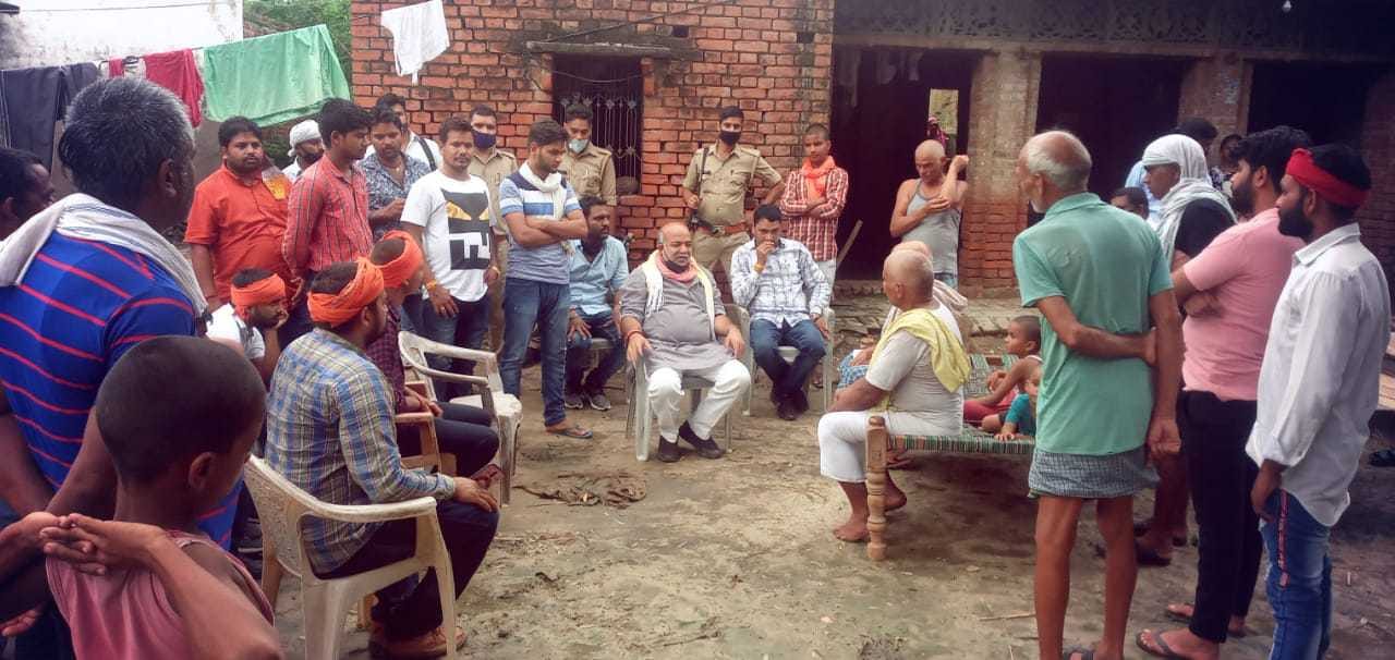 बैजारामपुर में ग्रामीणों से बातचीत करते भाजपा प्रत्याशी मनोज सिंह। बैजारामपुर में ग्रामीणों से बातचीत करते भाजपा प्रत्याशी मनोज सिंह।