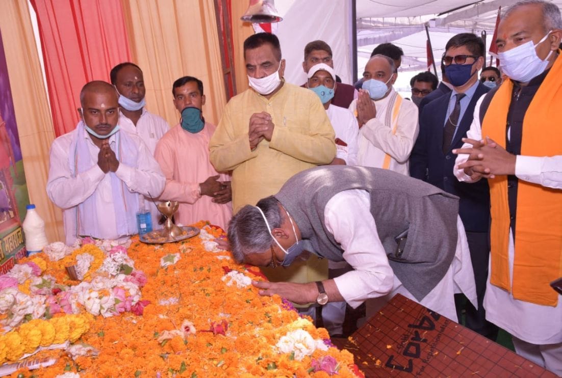 दिनेशपुर के श्री हरि मंदिर में बाबा गोपाल महाराज की समाधि पर मत्था टेकते मुख्यमंत्री। दिनेशपुर के श्री हरि मंदिर में बाबा गोपाल महाराज की समाधि पर मत्था टेकते मुख्यमंत्री।