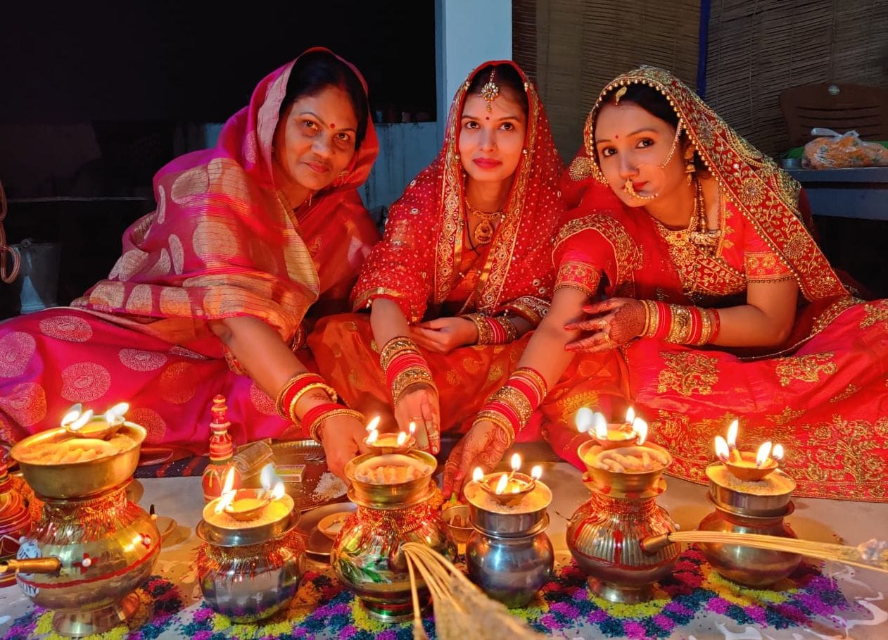 रायबरेली में बुधवार को मधुबन मार्केट में पूजा करती सुहागिनें। रायबरेली में बुधवार को मधुबन मार्केट में पूजा करती सुहागिनें।