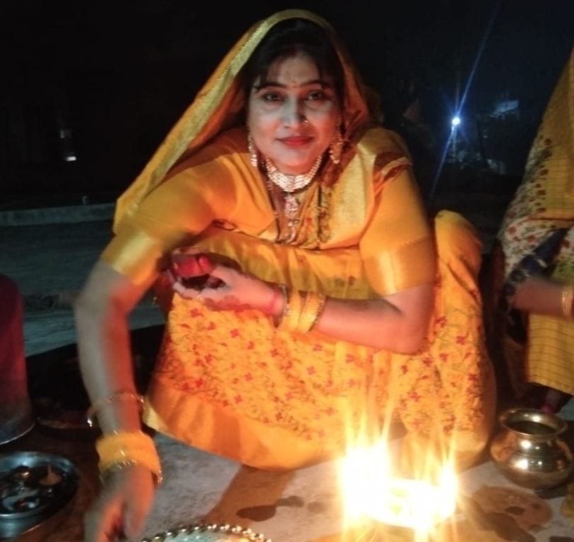 रायबरेली में बुधवार को चांद देखने के बाद पूजा करती सुहागिन। रायबरेली में बुधवार को चांद देखने के बाद पूजा करती सुहागिन।