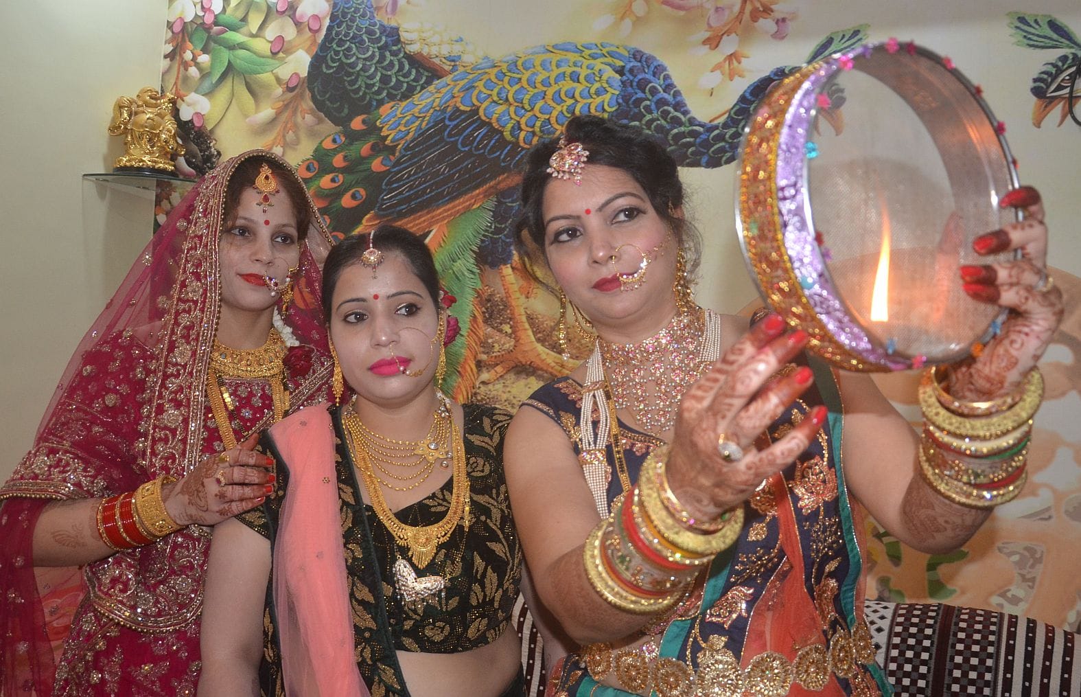 रायबरेली में बुधवार को पुलिस लाइंस के पास चलनी से चांद को देखतीं सुहागिनें। रायबरेली में बुधवार को पुलिस लाइंस के पास चलनी से चांद को देखतीं सुहागिनें।