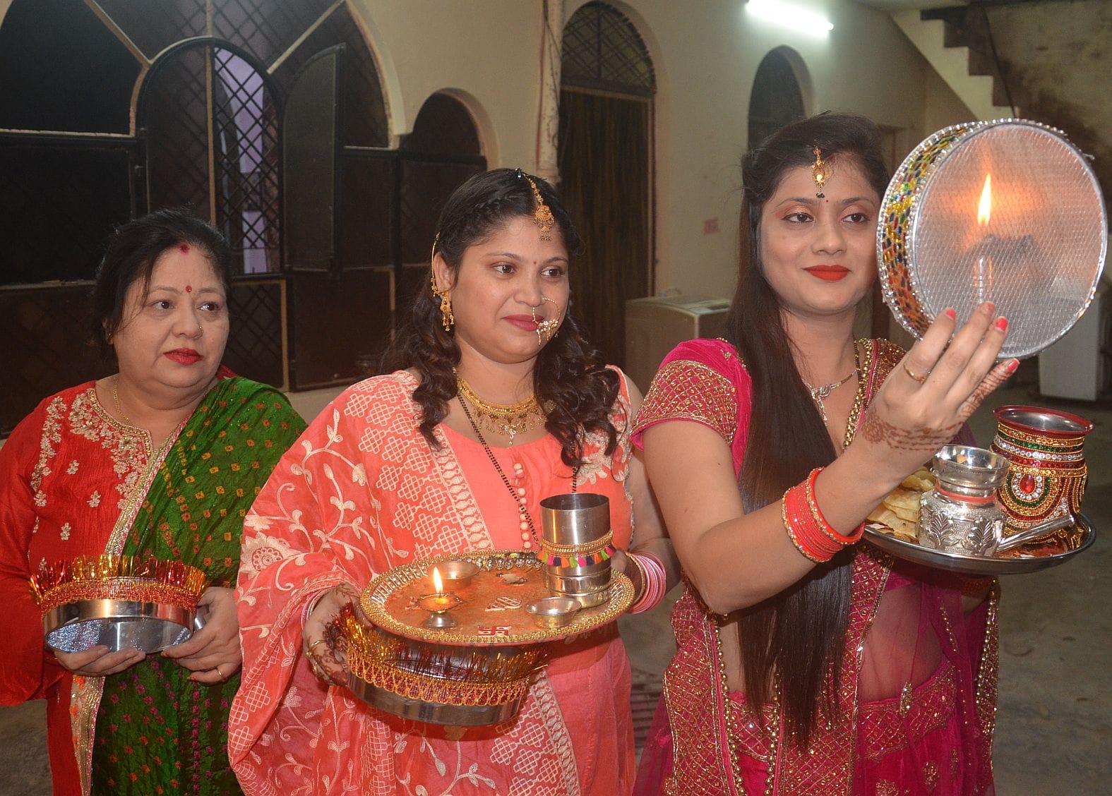 रायबरेली में बुधवार को सुपर मार्केट में चलनी से चांद को देखतीं सुहागिनें। रायबरेली में बुधवार को सुपर मार्केट में चलनी से चांद को देखतीं सुहागिनें।