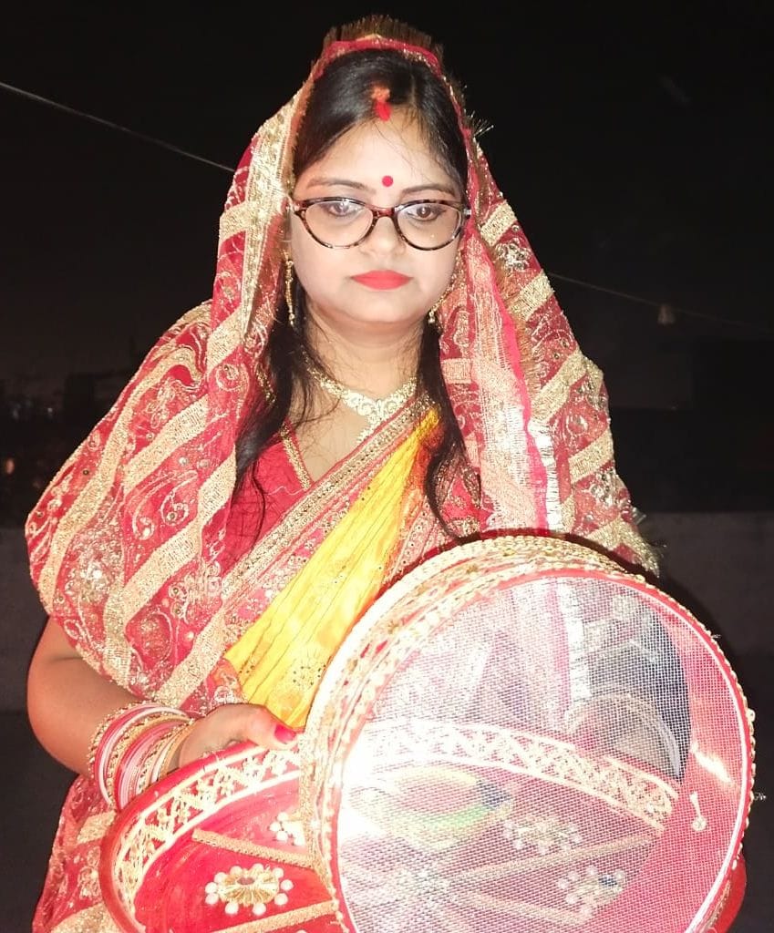 रायबरेली में बुधवार को मलिकमऊ में चलनी से चांद को देखती सुहागिन। रायबरेली में बुधवार को मलिकमऊ में चलनी से चांद को देखती सुहागिन।