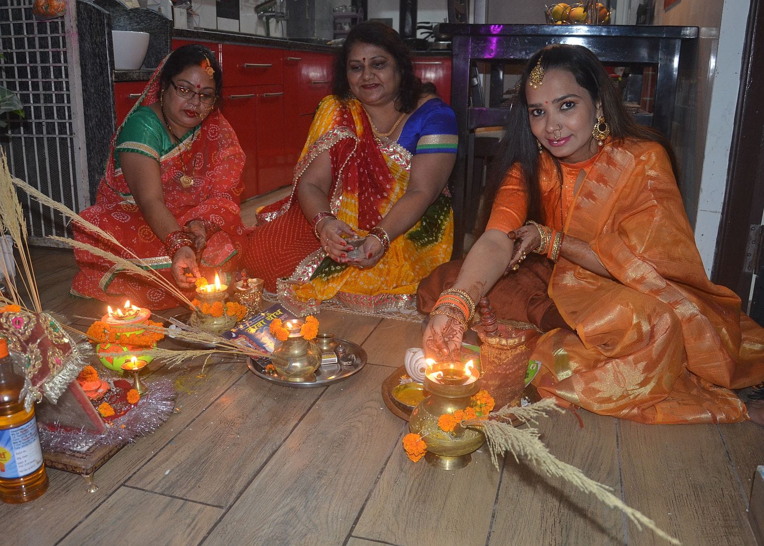 रायबरेली में बुधवार को प्रभुटाउन में पूजा अर्चना करतीं सुहागिनें। रायबरेली में बुधवार को प्रभुटाउन में पूजा अर्चना करतीं सुहागिनें।