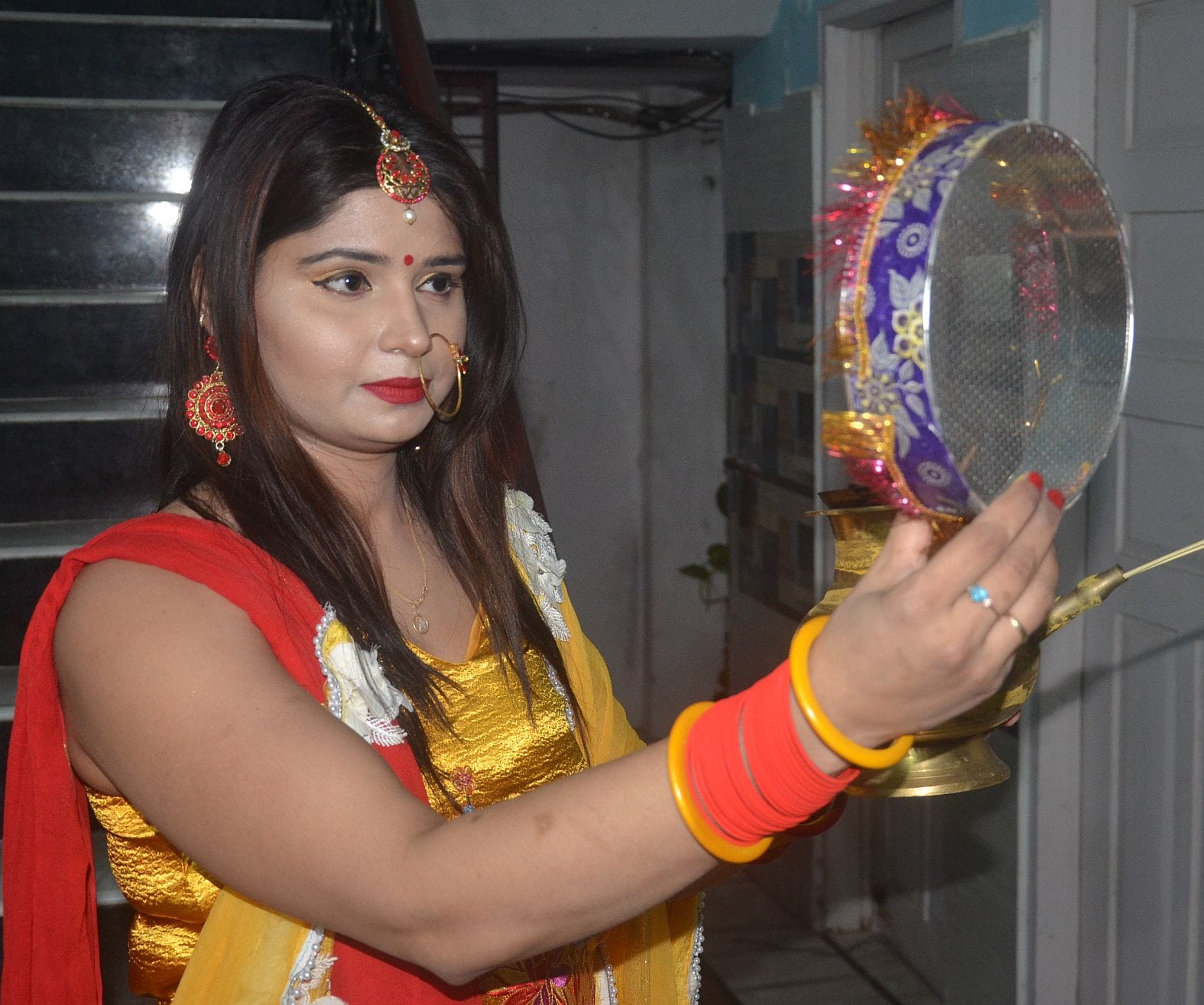 रायबरेली में बुधवार को प्रभुटाउन में चलनी में चांद का दीदार करती सुहागिन। रायबरेली में बुधवार को प्रभुटाउन में चलनी में चांद का दीदार करती सुहागिन।