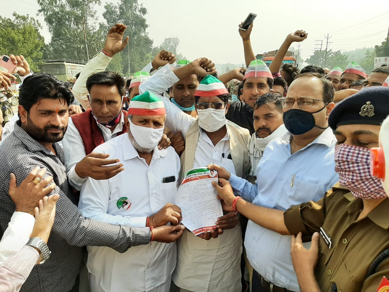 नागल में एसडीएम देवबंद को ज्ञापन देते किसान नागल में एसडीएम देवबंद को ज्ञापन देते किसान