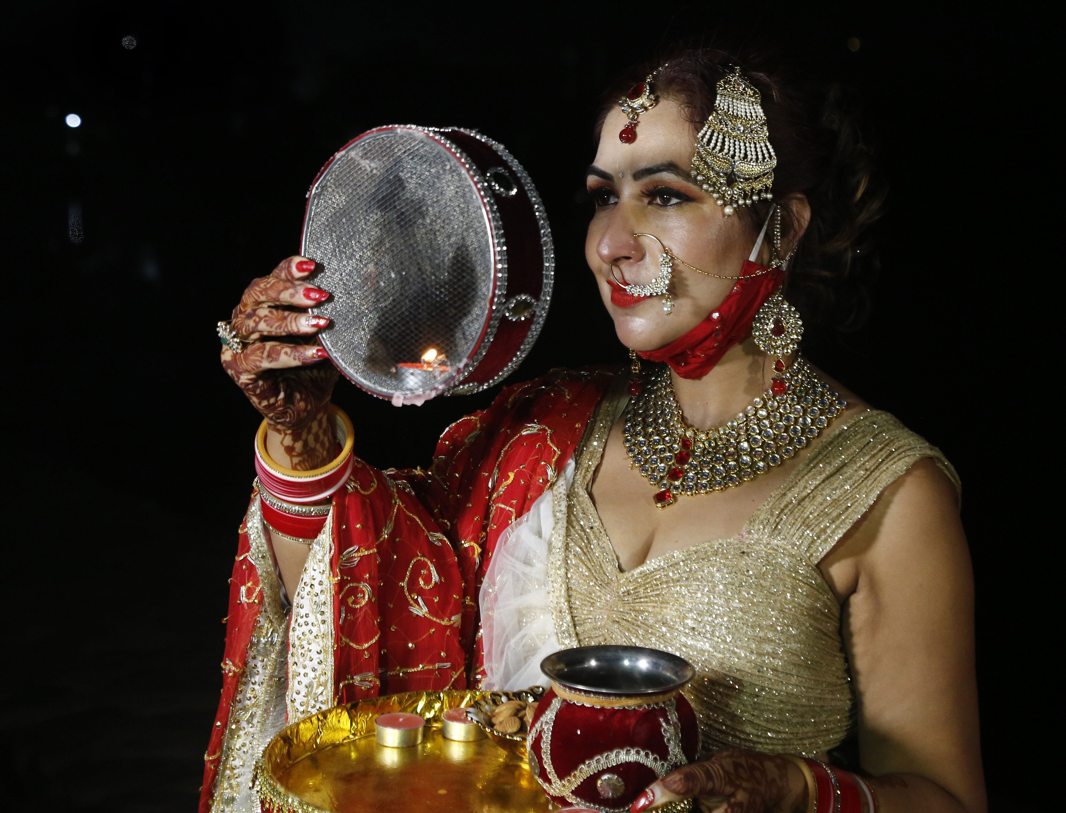 सुखना लेक पर पति को देखकर व्रत खोलती महिला। फोटो : अजय वर्मा सुखना लेक पर पति को देखकर व्रत खोलती महिला। फोटो : अजय वर्मा