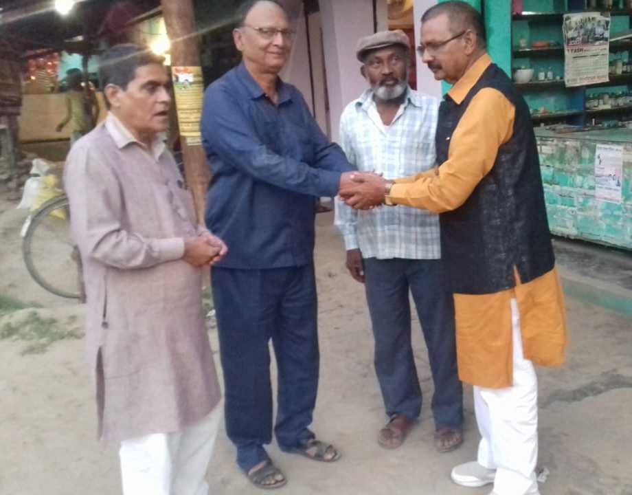 सिकरारा में लोगों से मुलाकात करते कांग्रेस प्रत्याशी राकेश मिश्र उर्फ मंगला गुरू। सिकरारा में लोगों से मुलाकात करते कांग्रेस प्रत्याशी राकेश मिश्र उर्फ मंगला गुरू।