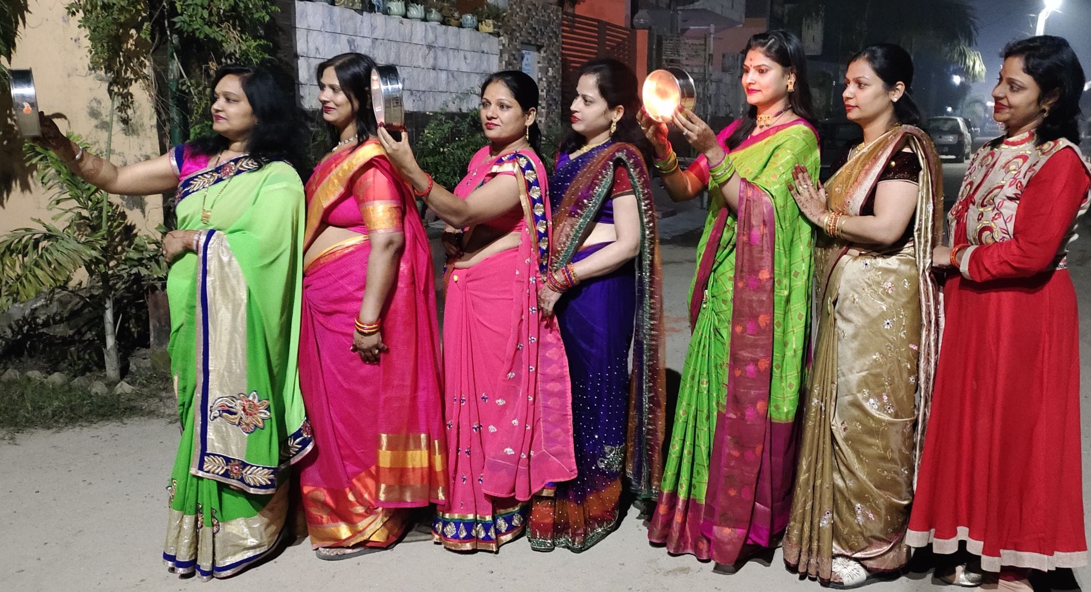 सितारगंज में चांद देखकर व्रत खोलतीं सुहागिनें। सितारगंज में चांद देखकर व्रत खोलतीं सुहागिनें।