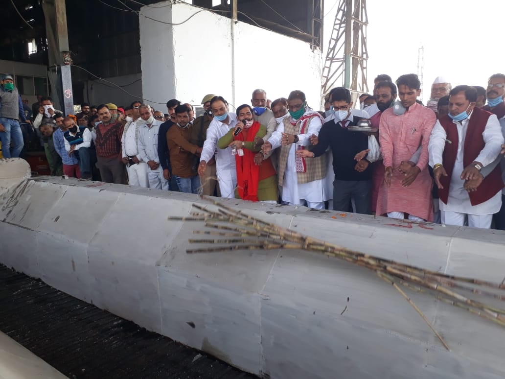 चेन में गन्ना डाल कर शुभारंभ करते राज्य मंत्री डा धर्म सिंह सैनी चेन में गन्ना डाल कर शुभारंभ करते राज्य मंत्री डा धर्म सिंह सैनी
